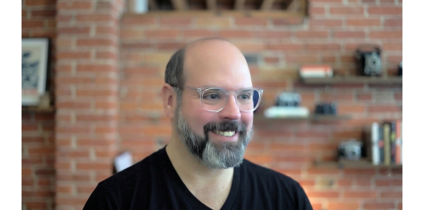 Portrait of Enrique Diaz, founder of Designmine